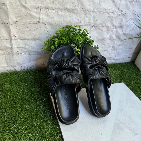 DEAR FRANCES Tye Slide, Black
Soft leather knot slide SIZE 5
US$450 new - Picture 11 of 12